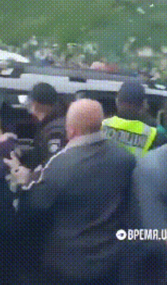 乌克兰的潜力终于爆发出来了，后方出现强大部队，100多人冲垮征兵处阵着，引发大冲