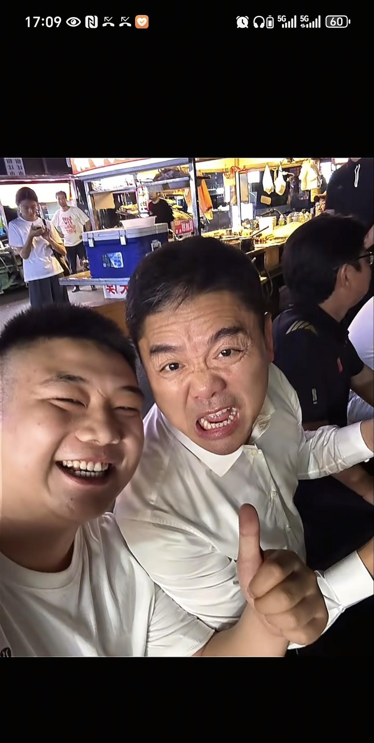 万万没想到刘强东是这样的人！他一个千亿总裁出门不带保镖就算了，还大半夜跑路吃路