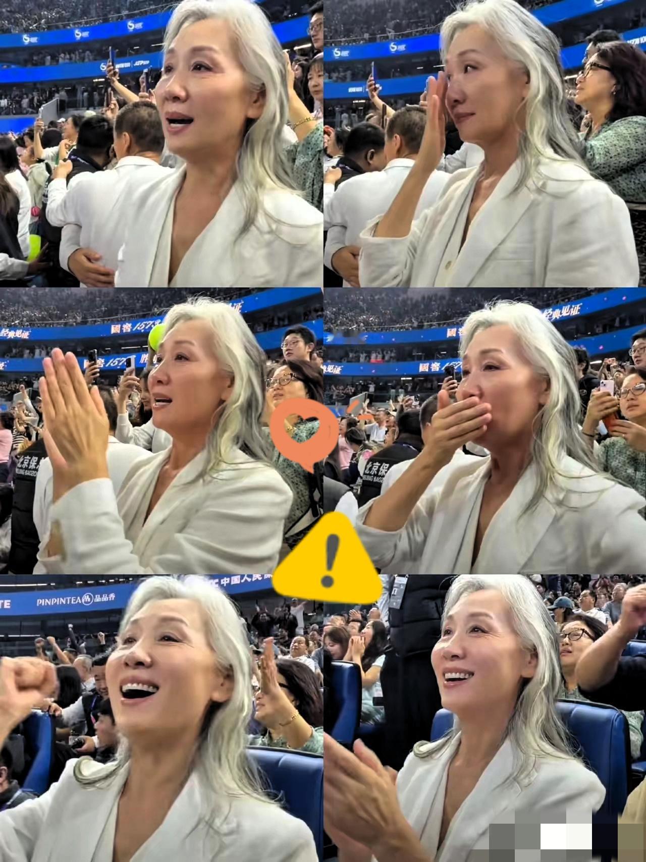 郑钦文夺冠那一刻，看台上这个优雅女人热泪盈眶！一头白发，气质一流，打扮大方大气，
