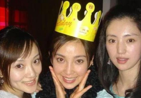 2000年，在拍《少年张三丰》的时候，因为是在外地，李小璐有点水土不服。李冰冰拿
