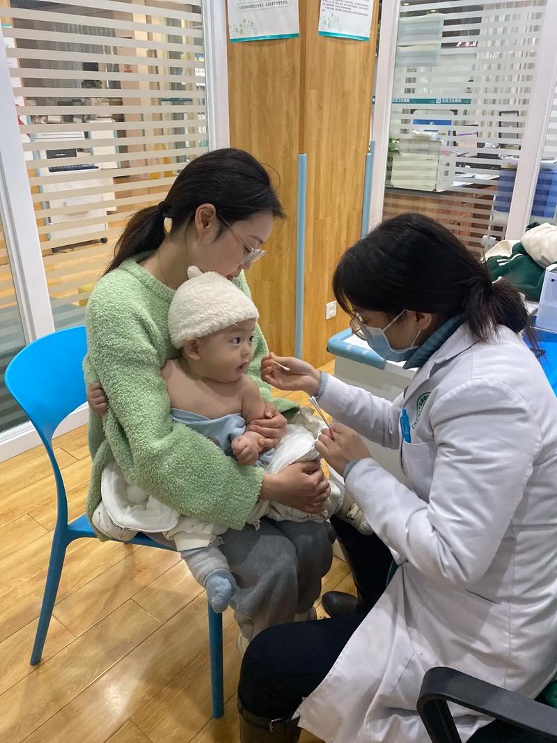 陕西榆林，一家长带3个月大婴儿接种五联疫苗。护士取出针剂后，未将冻干粉与液体药液