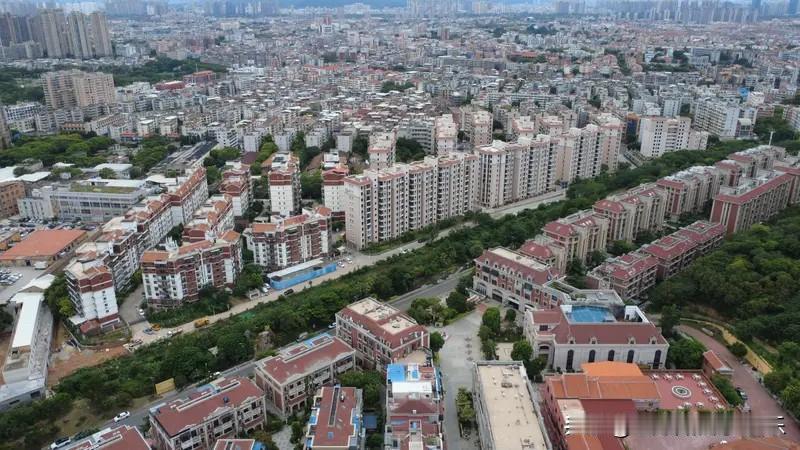 泉州楼市这几年格局变了。泉州房价下跌也不是全部都跌的很多，有的区域就跌的很少。