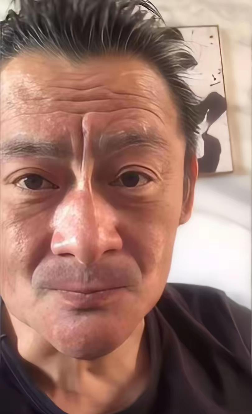 娱乐圈最硬核的护肤，不在美容院，在酒桌上。景岗山清空了家里的酒柜。于谦的饭局