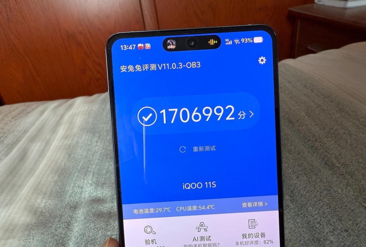 几年前的老手机，跑分170多万，玩王者也可以跑120帧，玩原神也没问题。只是，这