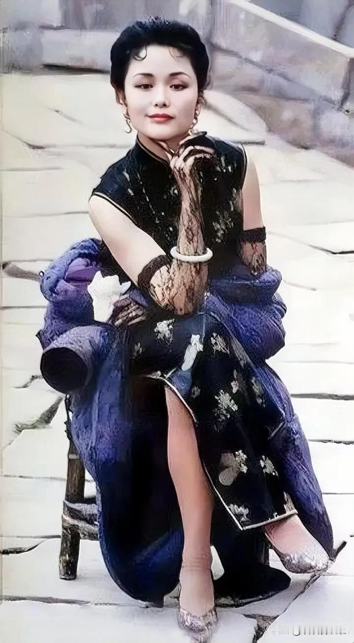 这位知名女演员身着旗袍，模样妩媚动人，有人说她长得像演员陈红，也说像李媛媛，