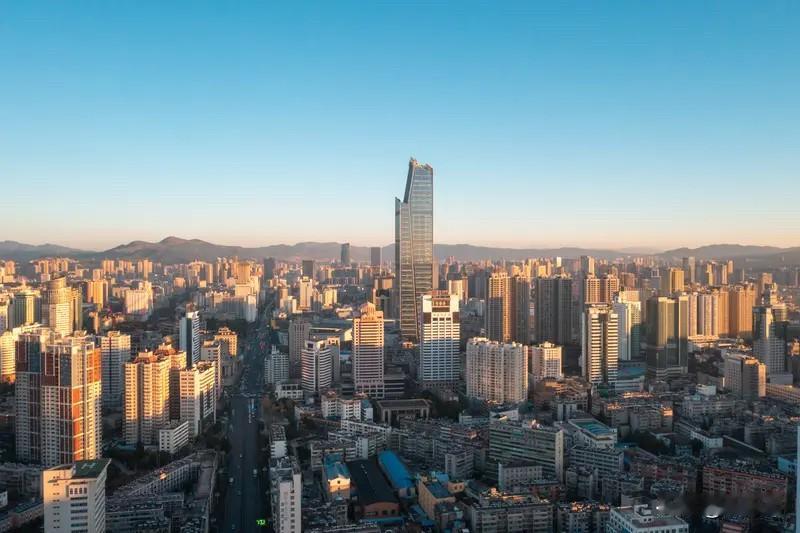 昆明楼市：曾经昆明的房价，拦住了一大批向往春城的外地人。楼市高点时期，西山区