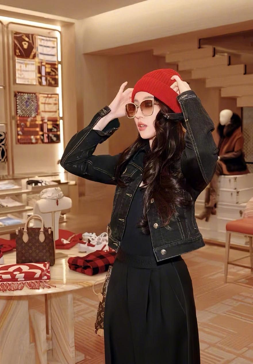 刘亦菲晒三里屯太古里路易威登之家打卡美照，穿搭美翻天了呢