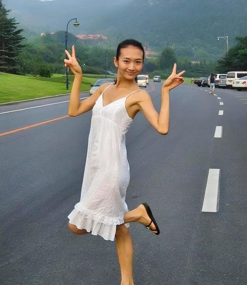 这是十多年前的王鸥在路边的一张老照片，照片中的她并不见得有多好看，看起来很一般，