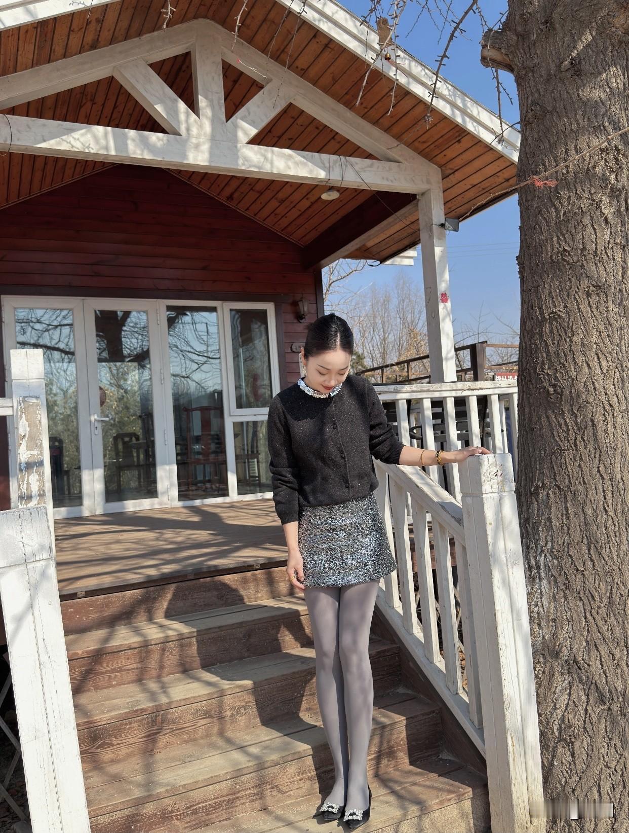 春风拂面笑，花影入梦来。微风花影