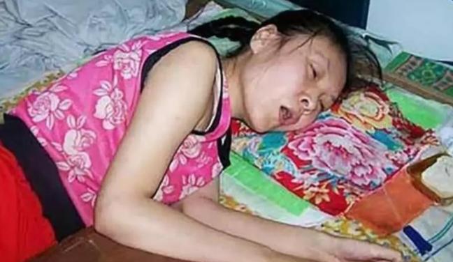 2003年，亲哥扇了她俩耳光，她趁机装瘫了，这一瘫就瘫了20年！真是装瘫界的翘楚