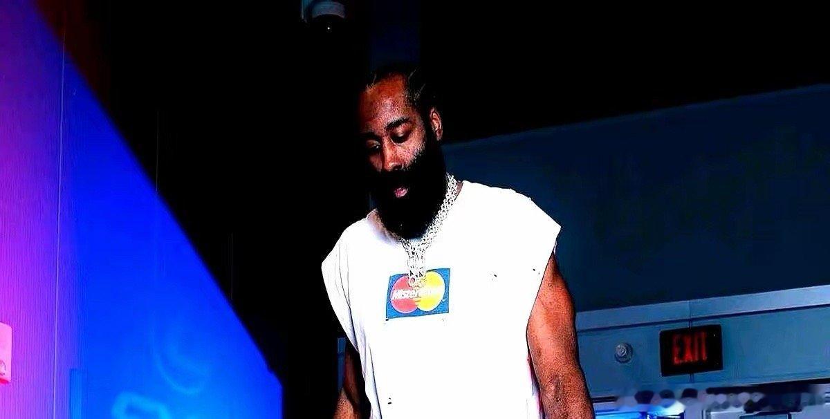 全联盟都停摆了，就为了等哈登这一张“赦免令”。这哪里是找工作，分明是哈登在逐个面