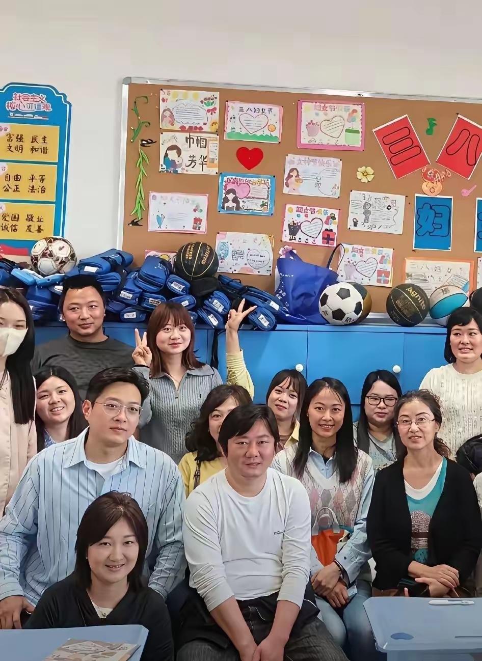[捂脸哭][鼓掌][吐舌头眯眼睛笑]哈哈！张雪这个人吧，脾气倔，谁的话都不听。在公司跟老板拍
