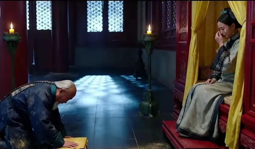 左宗棠平定新疆回京，慈禧屏退旁人低声问：“那人还在吗？”左宗棠愣了一瞬，慢慢叩首