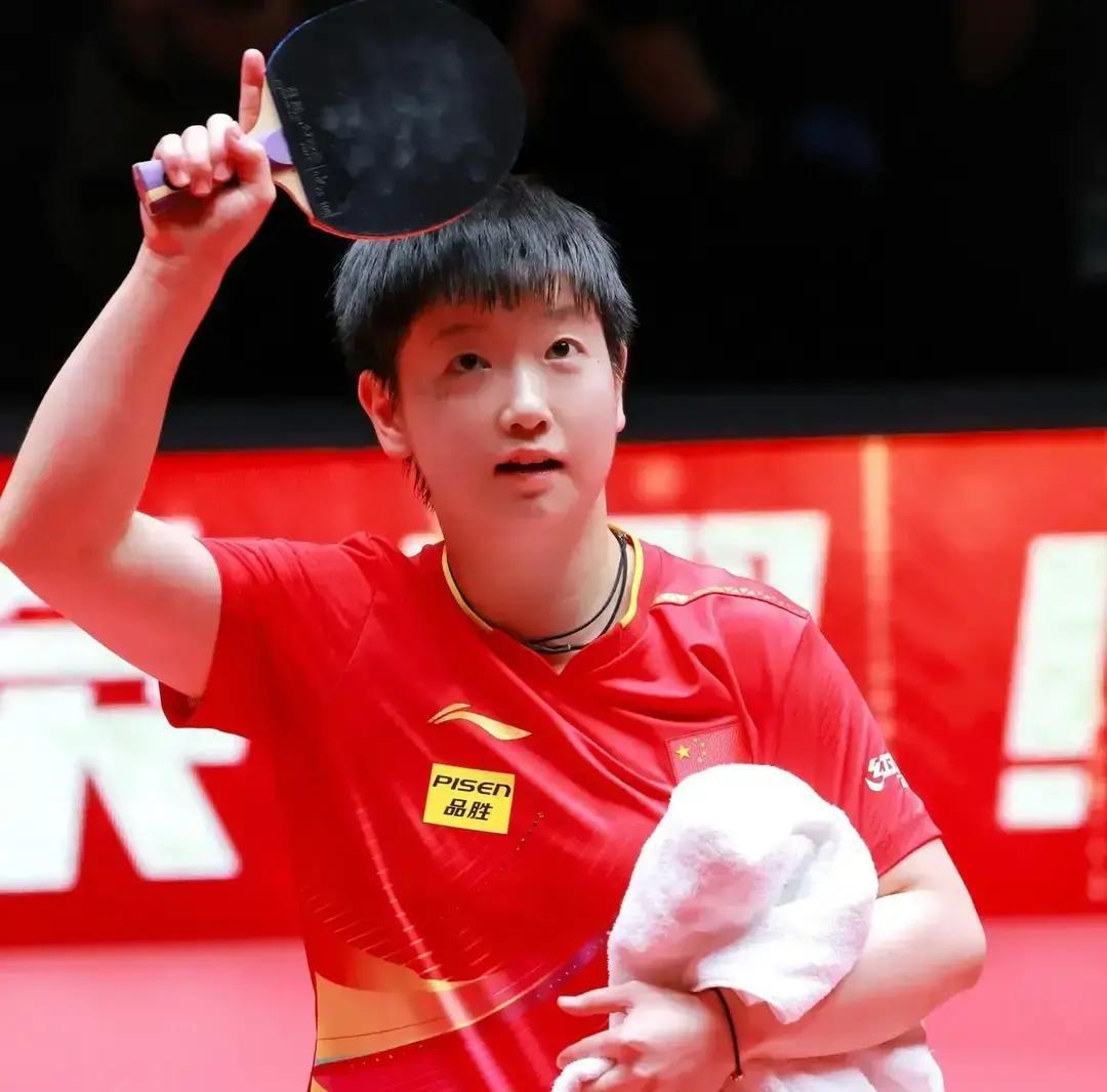 孙颖莎的退赛，打了谁的脸？医院理疗室的灯光比球场顶灯还亮。她右肩裹着冰袋的