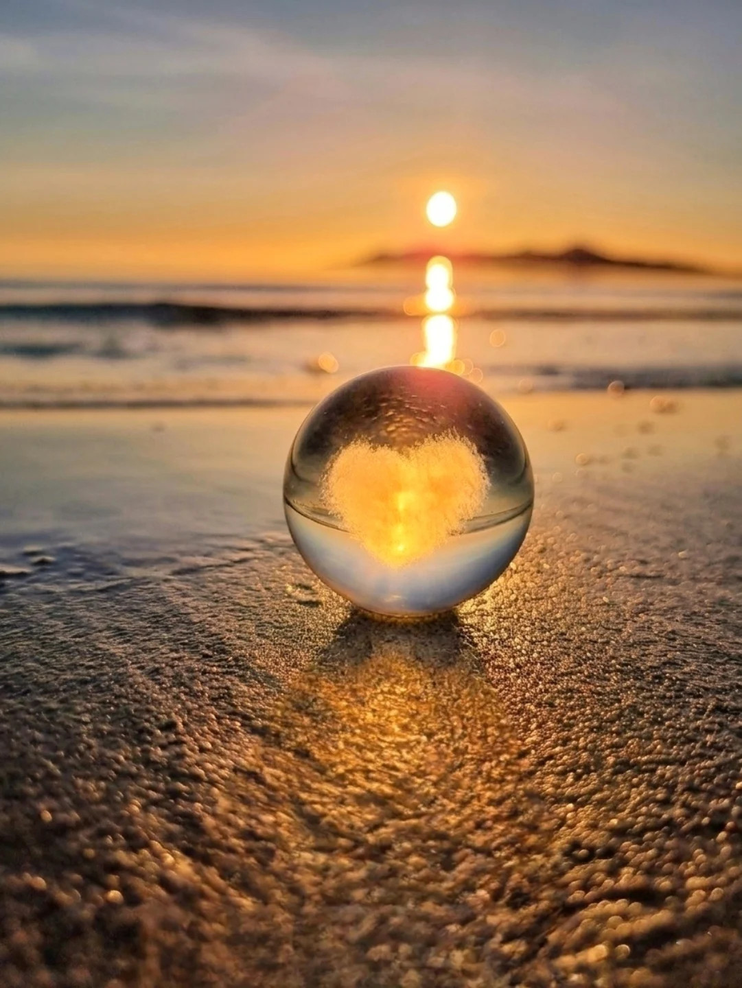 世界很大，可是对自己真心好的人不多，没人会时时刻刻守着自己，努力照顾好自己，为了