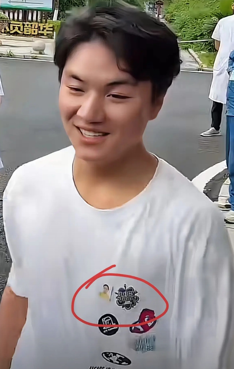 这位考生火到了人民日报了，江西，一个考生，他妈妈去世，独自去参加高考，偷偷带着妈