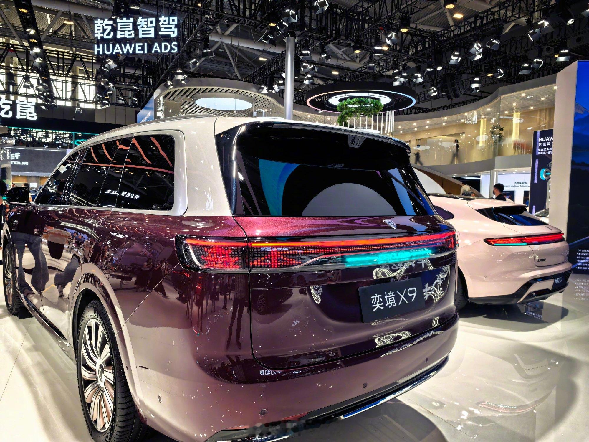 开了智驾亮个蓝灯，本来是想告诉后车“我在自动驾驶，请保持距离”，某方面...