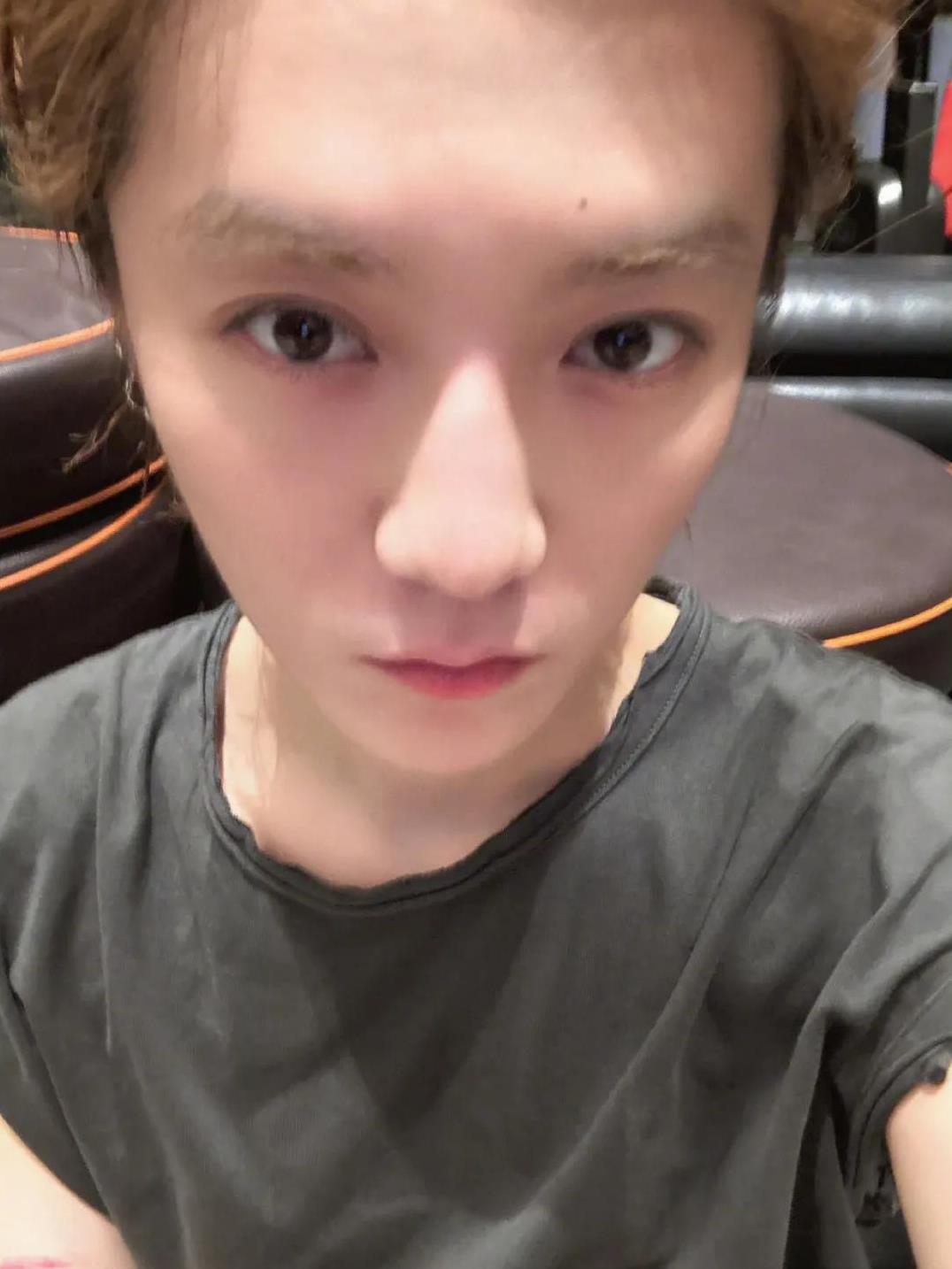 鹿晗高萌暴击！怼脸比耶自拍惊艳上线救命！鹿晗突然甩出怼脸比耶自拍，这颜值直接“