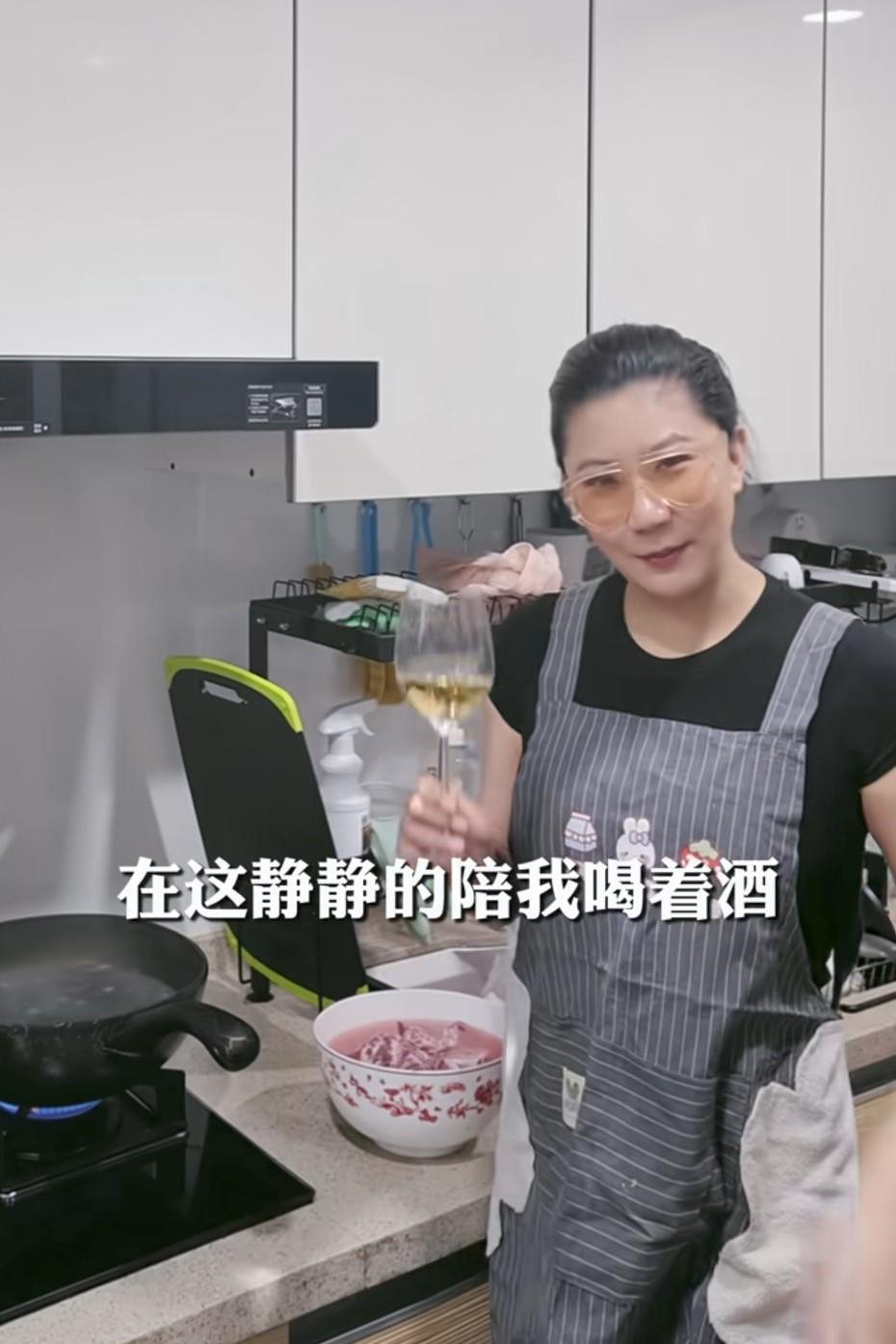 谢贤的前女友coco，最近又因为直播出现在大家视野里，说实话，除掉那些厚重的美颜