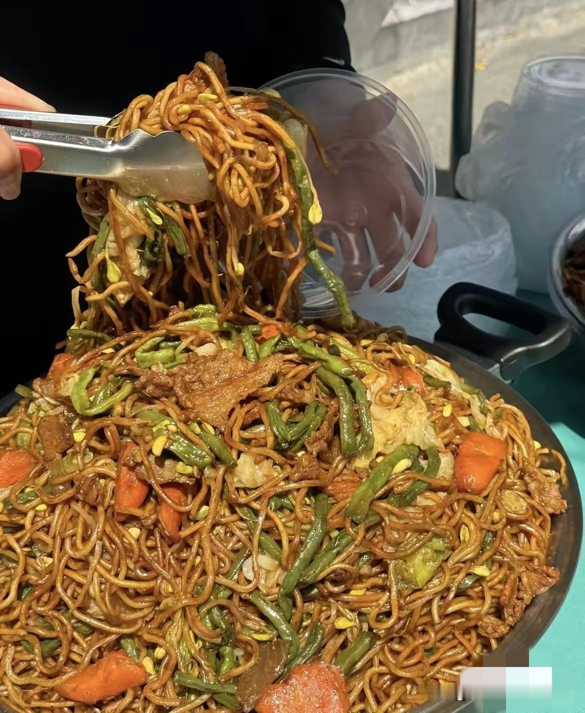 现在这个年代，做生意太难了。我表哥今天在工地上卖蒸面，有个工人过来问他价钱，他