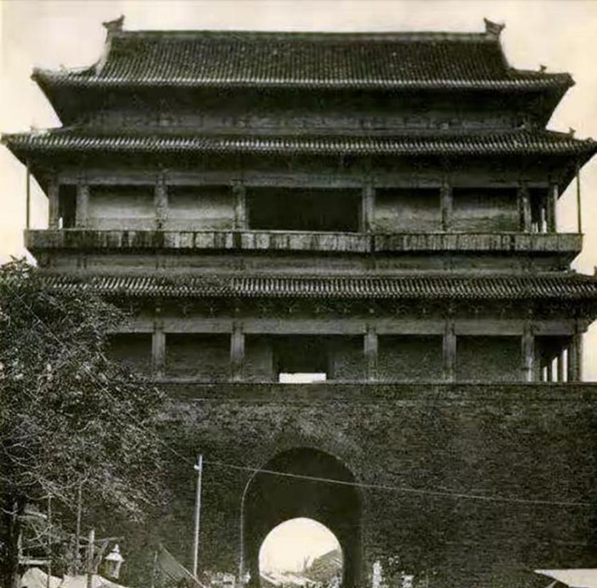 1951年，三轮车夫载完乘客后回家休息，却碰上了公安搜找特务，他一愣，随即想到了