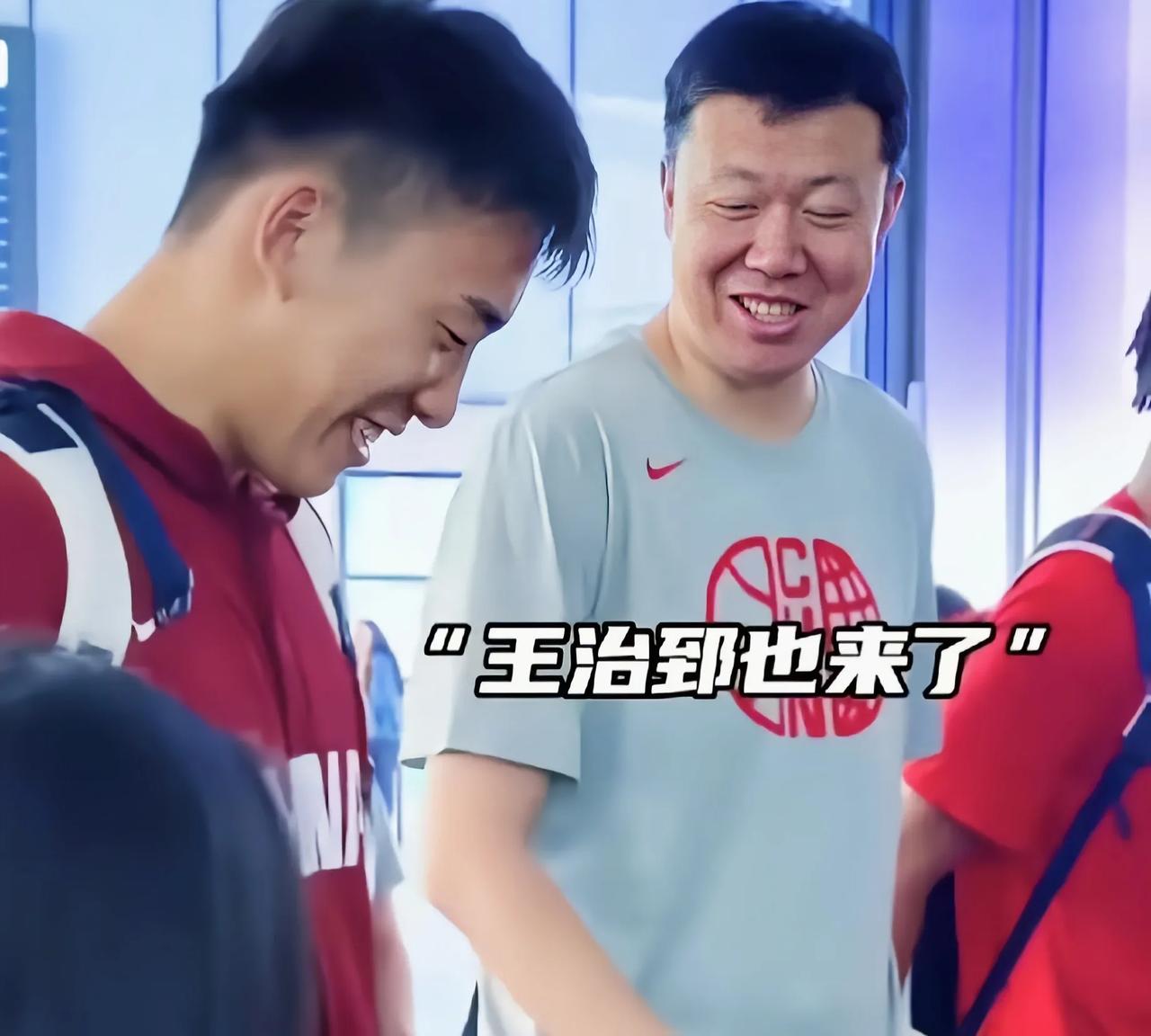 感谢王治郅对中国男篮无偿奉献，中国男篮热身赛赛前他再一次出现中国男篮热身赛开打