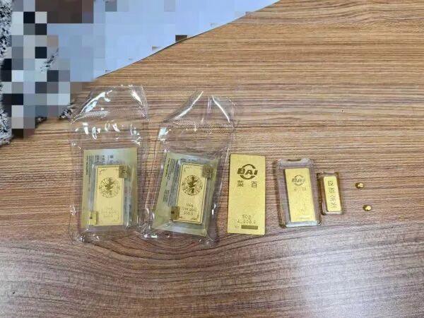 【黄豆酱里不一般，六瓶挖空藏金砖】武汉黄陂刘女士差点把家底“腌”了！前两天，