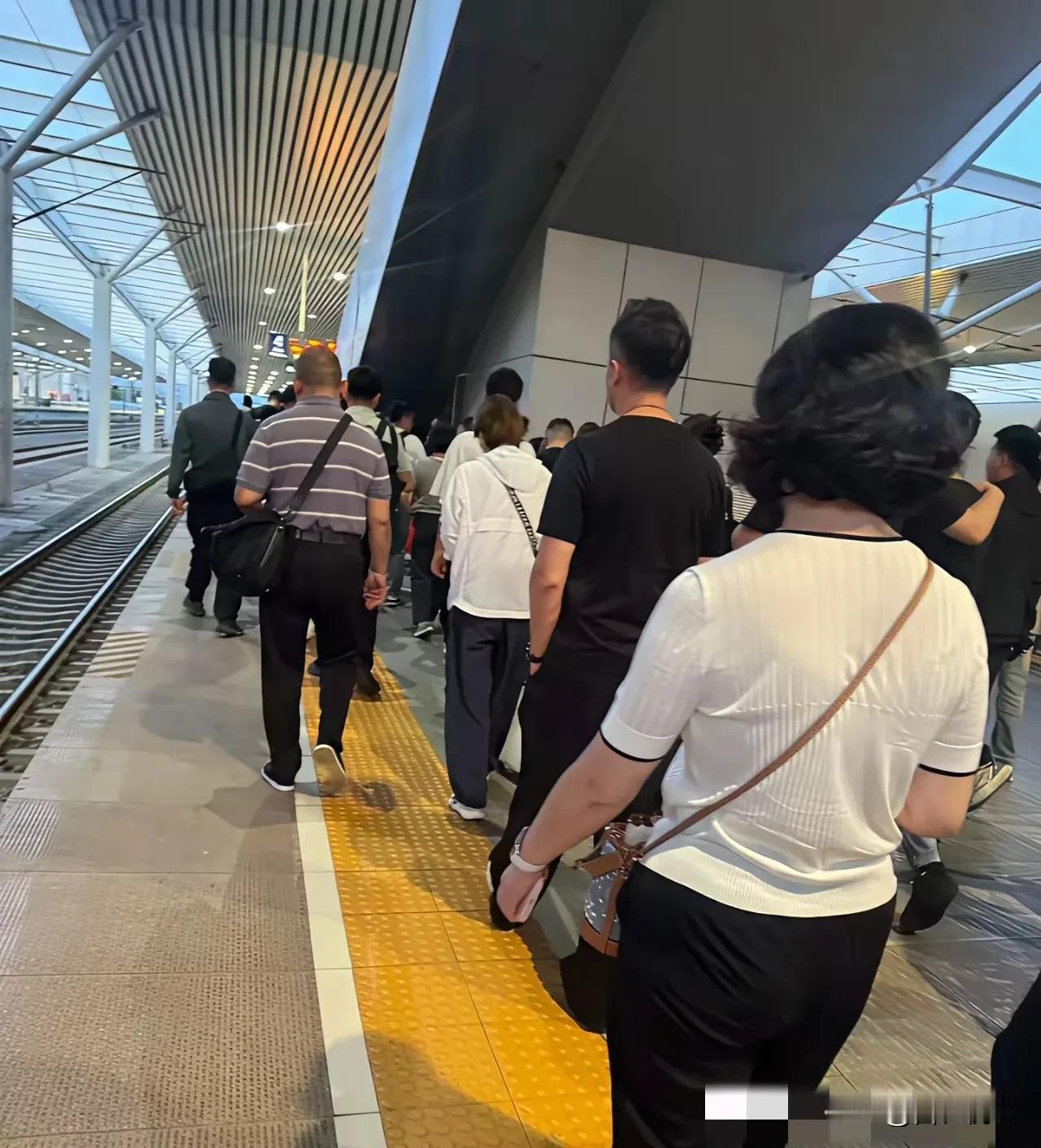 发现了没这一家三口真是钻到💵眼里去了汪憨憨四处奔波选店面湛兰嘴上说
