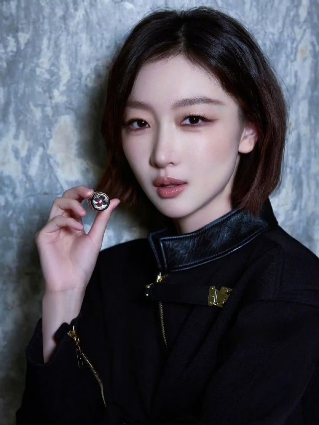 想走流量路线，就别太执着于拿奖，好像真没人能把这两样都攥得死死的。周冬雨刚出道时