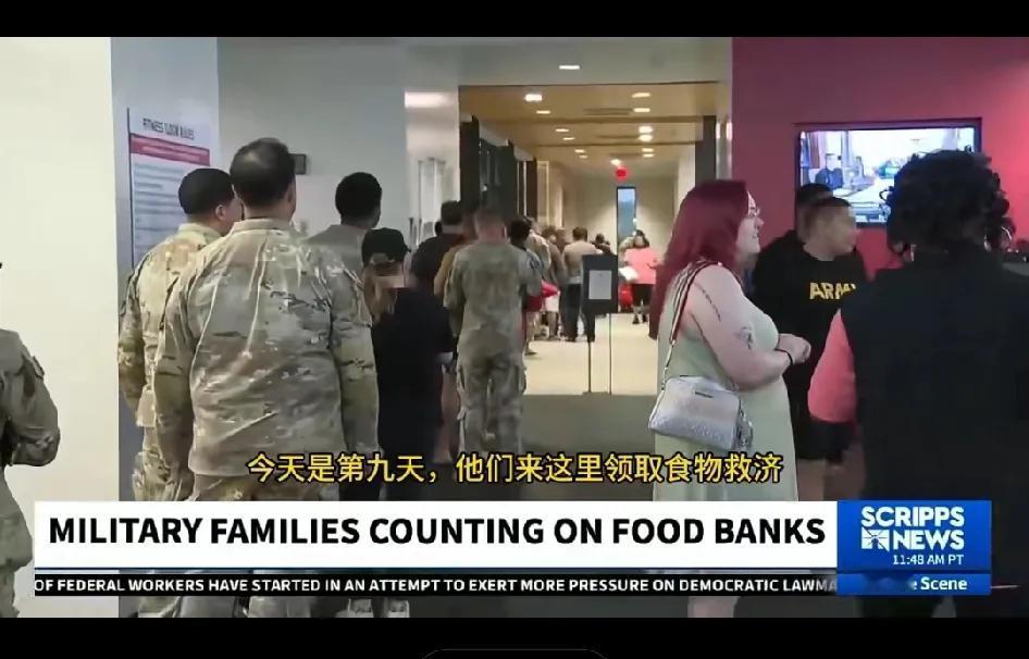 美国的“食品银行（发放免费食品救济穷人的慈善组织）”门前，这几天排起了长龙，显得