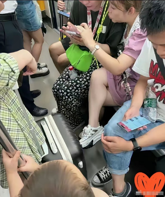 成都地铁，四岁孩子站在地铁上20分钟无人让座，孩子母亲拍下坐在座位上的这些人，并