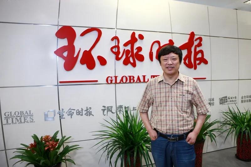 胡锡进违反《中华人民共和国公务员法》吗？根据《中华人民共和国公务员法》有明确规