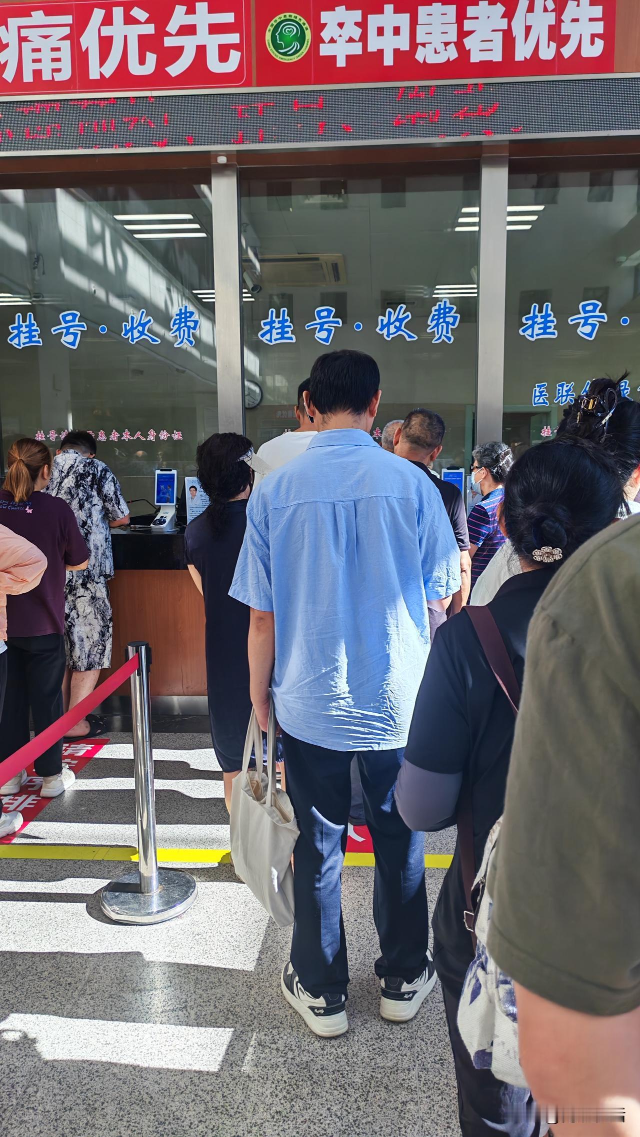 三个月一次，回老家陪80多岁的父亲打针治疗。路上，父亲一直在说话，说晚上睡不着时