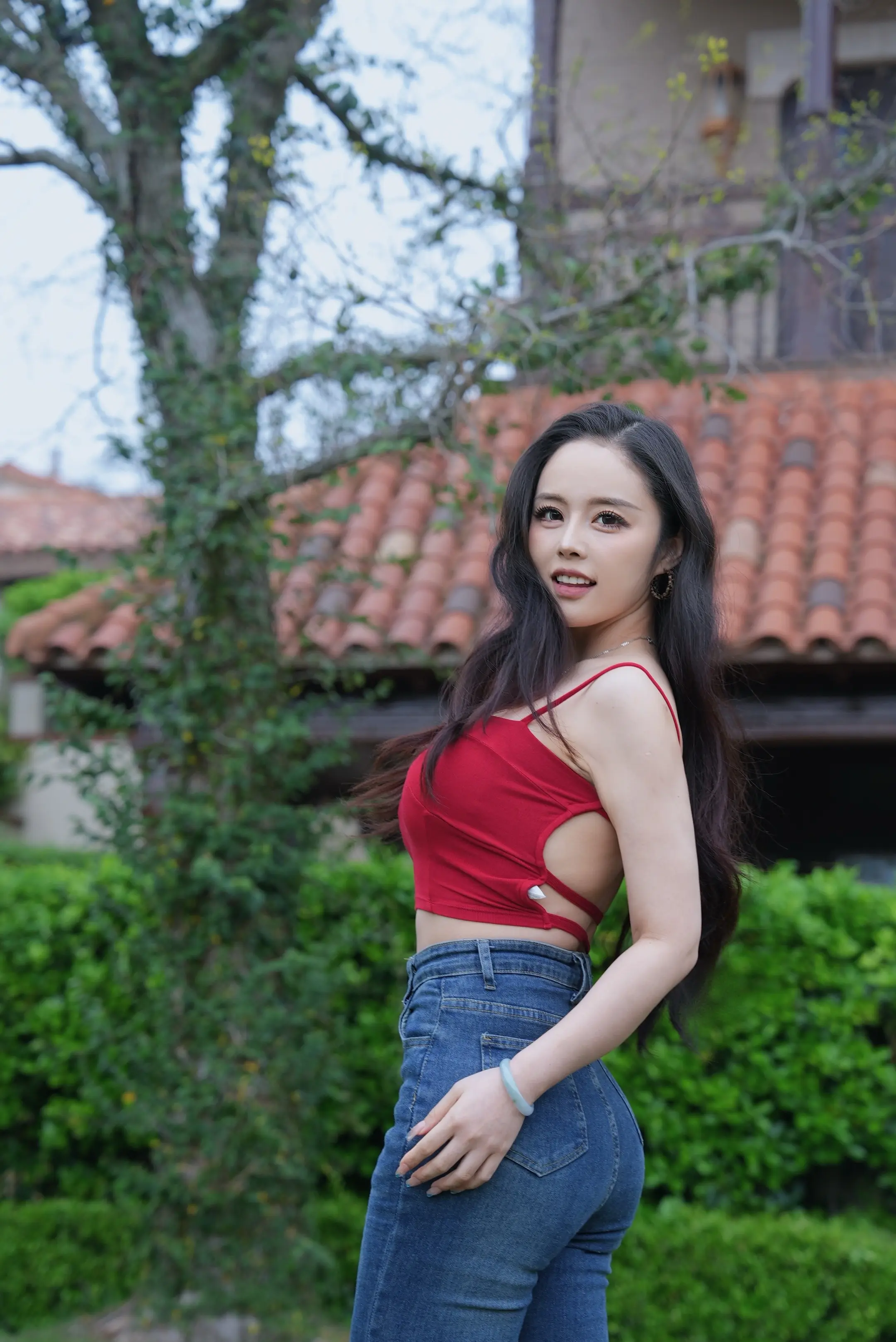 红色吊带穿搭 辣妹专属bgm 辣妹红背心 公园拍照姿势 爱我就对辣