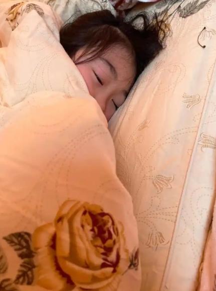 高考结束，天津一名女孩回到家，扎扎实实睡了一天一夜。本以为她是累坏了，可谁也没想