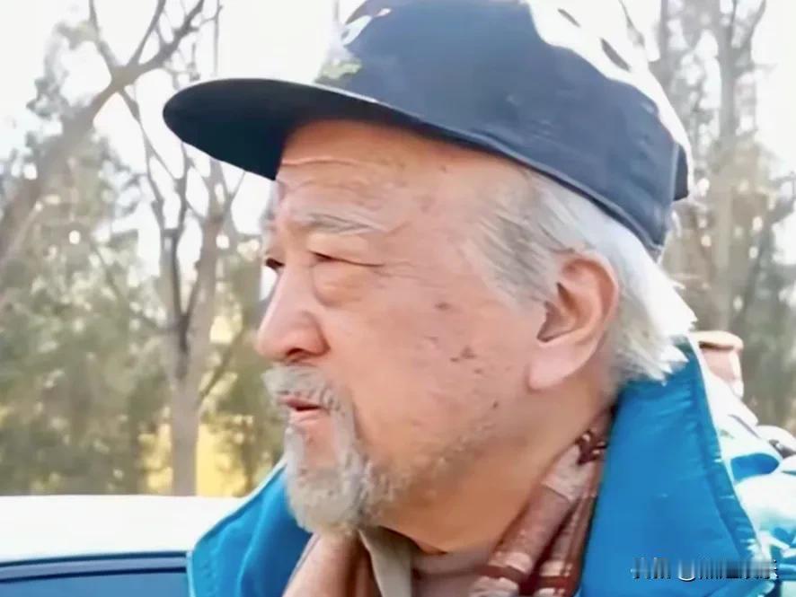 79岁的老戏骨李保田，如今定居山东，衰老之态明显啊。从曝光的生活照能看到，头发花