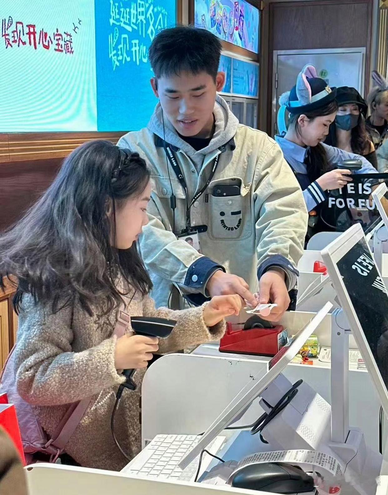 能看出来，小酒窝的自信真的是与生俱来的！