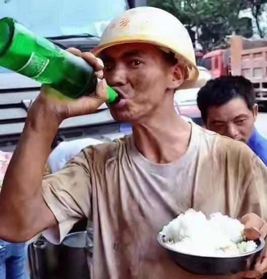 不懂就问，农民工为什么喜欢喝啤酒，而不要喝白开水呢？​​​