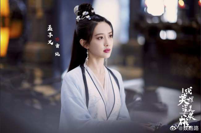 孟子义咋给《月鳞绮纪》包场了？一开始我还纳闷呢，她跟郭敬明也不认识啊，咋突然给新