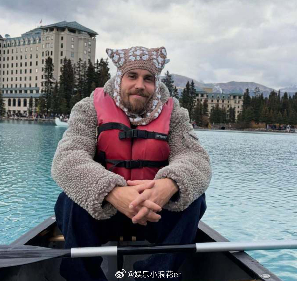 比伯海莉旅行照比伯ins更新和妻子海莉的周年旅行照，照片中的他依旧随性留着胡须