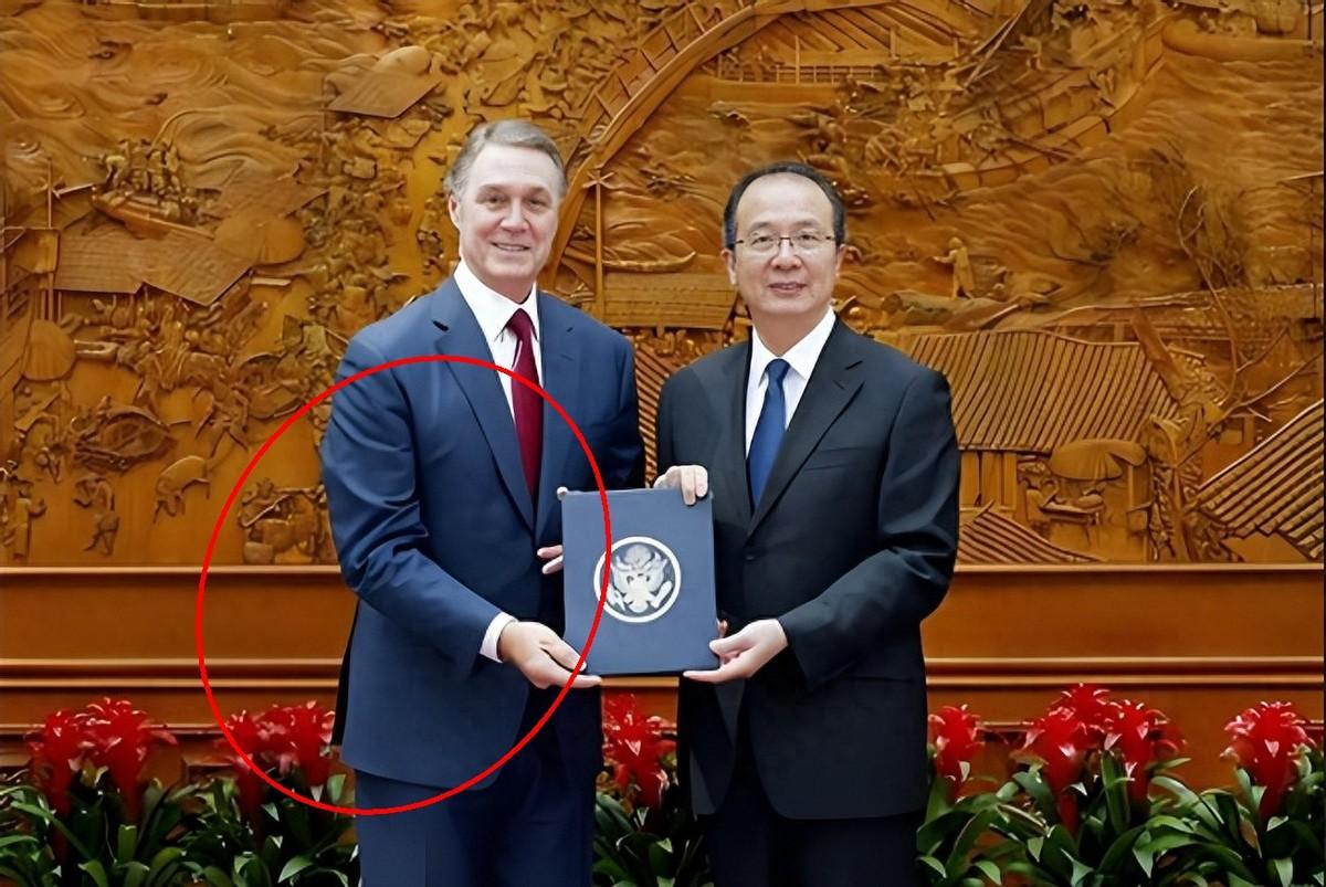 做梦都想不到，美国新大使刚到中国就玩这手。庞德伟这人挺有意思。以前当CEO，后