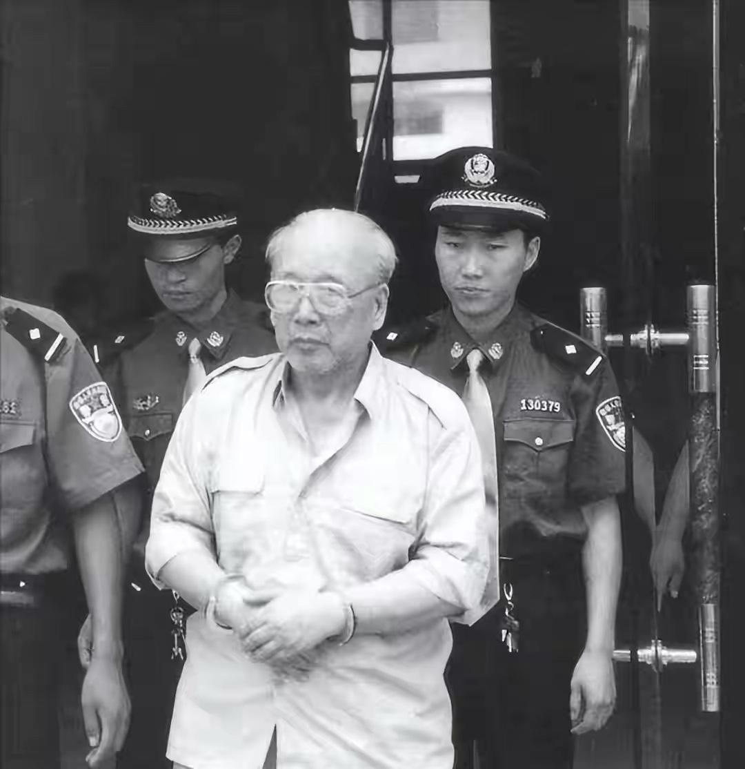 1999年，检察人员一脚踹开大门，一个古稀老头正在寡妇床上温存，只见他淡定提起裤