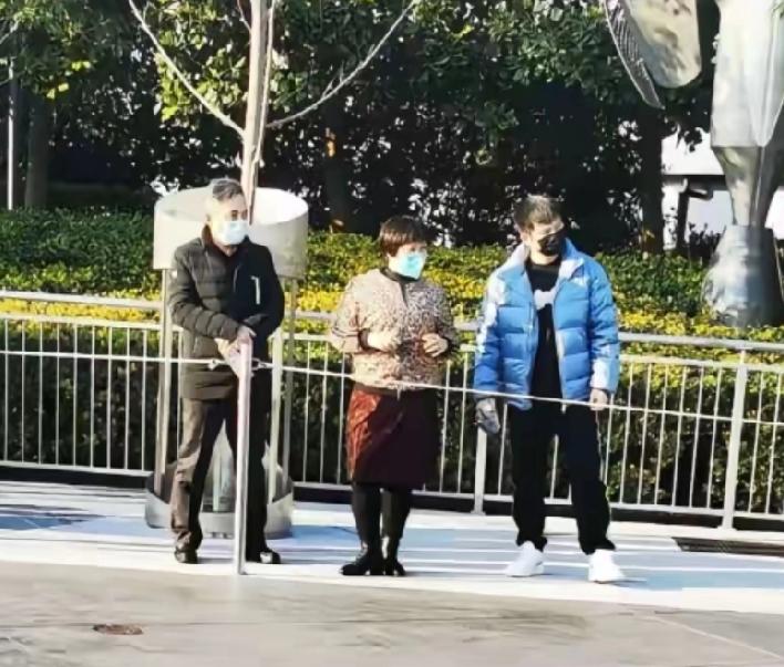 看到樊振东和爸爸妈妈一家三口的温馨画面，非常低调的一家人！樊爸爸是华南理工大学毕