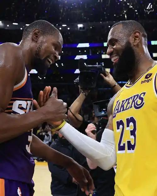 杜兰特大战詹姆斯是NBA联盟近十几年最劲爆的宣传噱头。虽然现在詹姆斯老了，两人