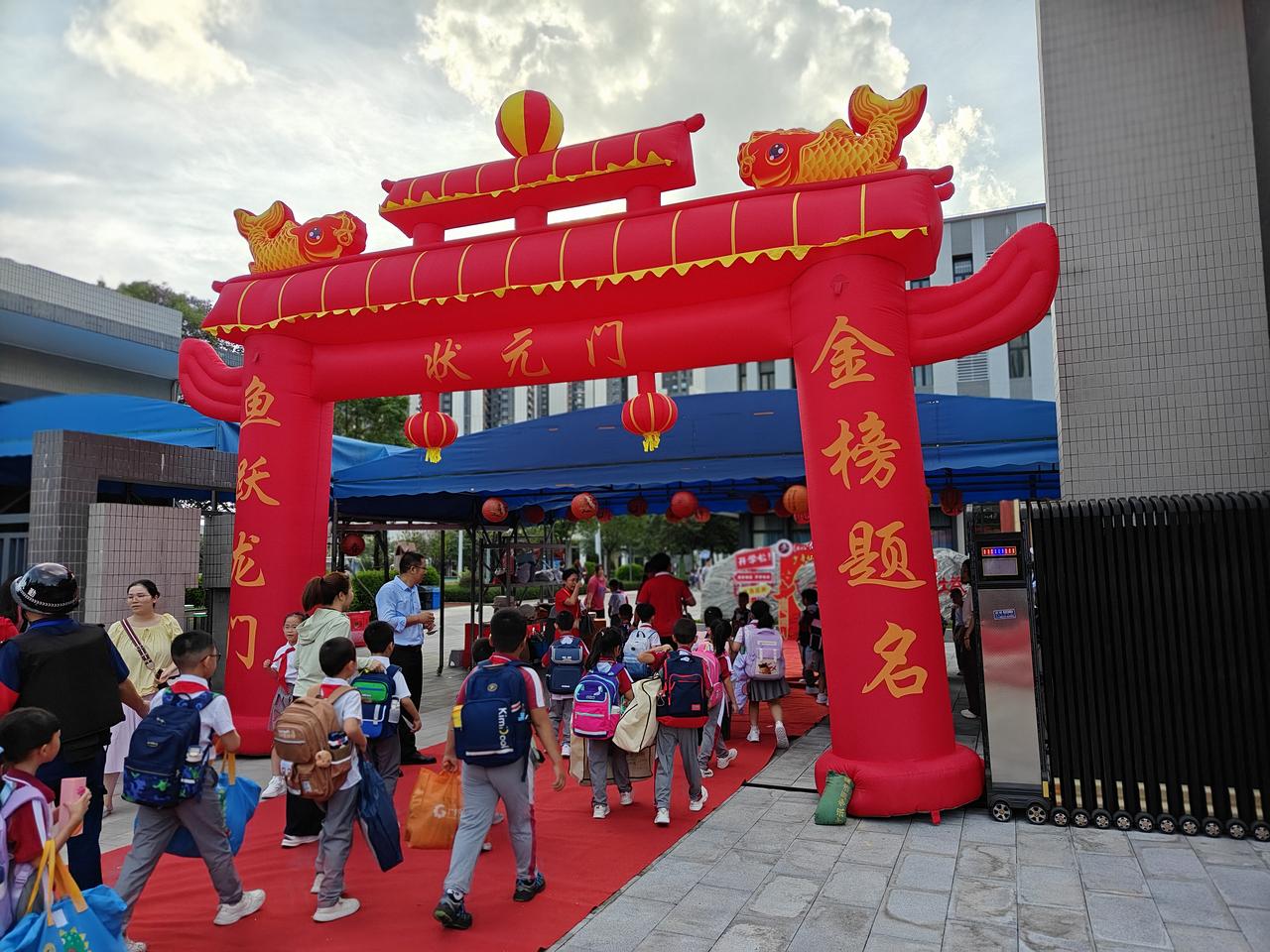 中小学春秋假要来了，可是家长却高兴不起来。“孩子放假，家长不放假，请问孩子谁来看