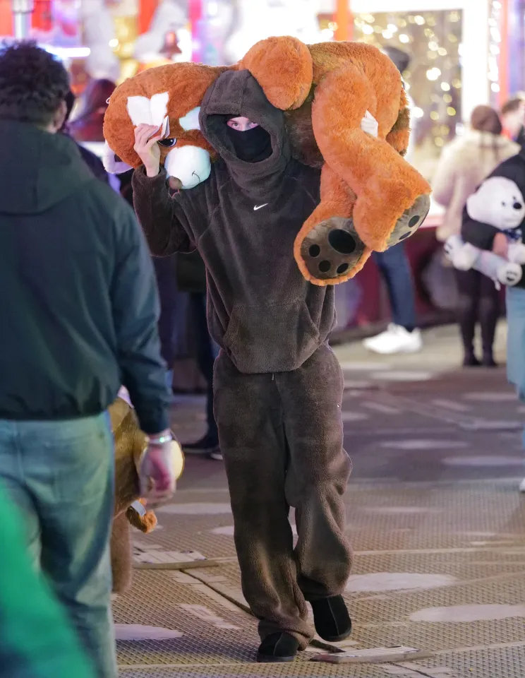 【帕尔默新女友曝光】《太阳报》独家爆料，本周中某个晚上，切尔西中场核心帕尔默，与