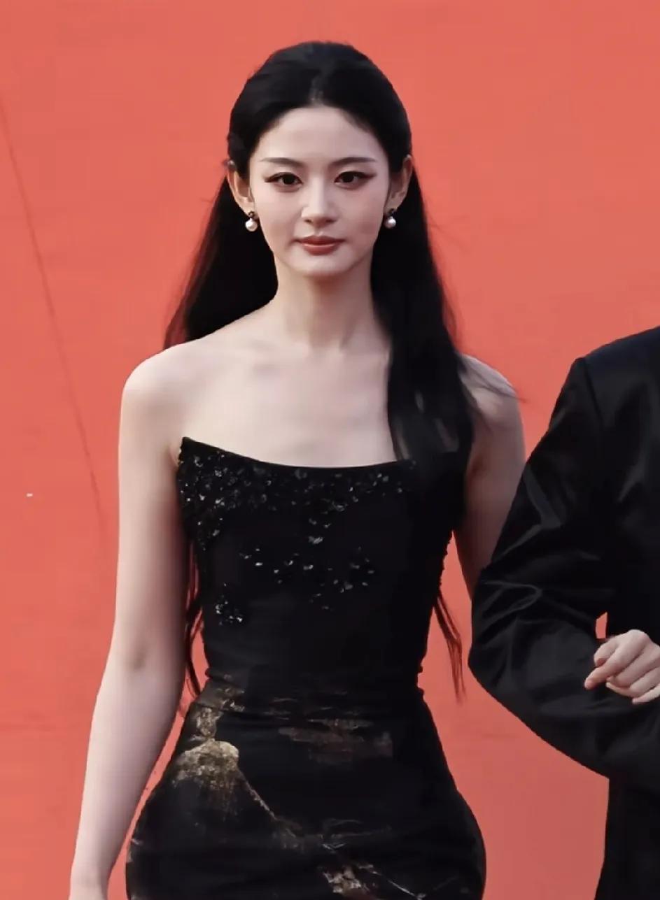 这是于正发誓要捧火的演员。一位是黑龙江的赵晴，在周也王星越主演的为有暗香来里演