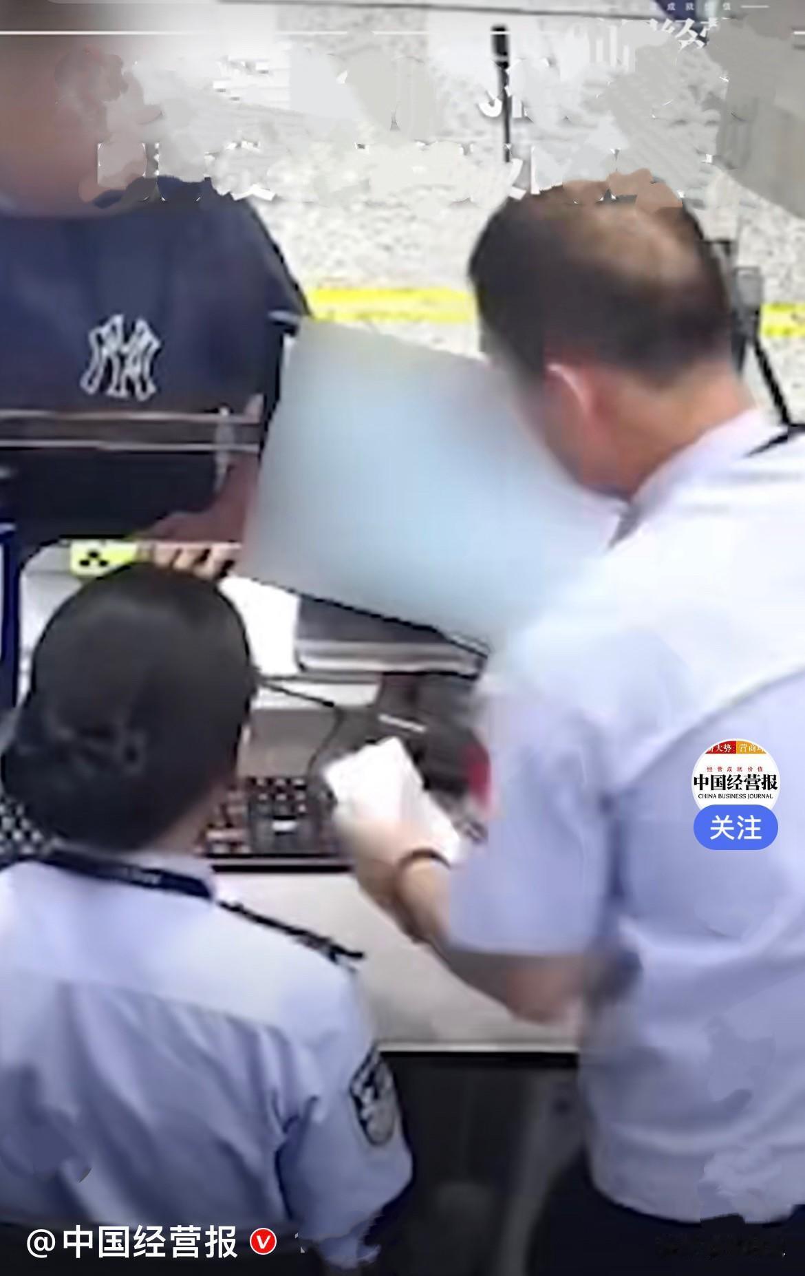 近日，杭州萧山机场出境大厅，上演了惊险又暖心的一幕……一名刚满18