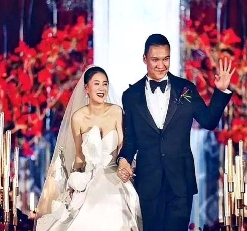 黄圣依听到李嘉格婚礼的尴尬场面一笑而过，说白了就是不相信李嘉格老公车澈说
