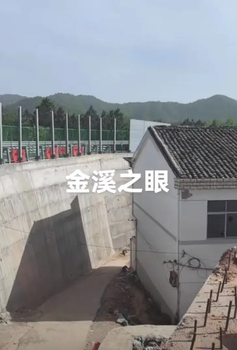 “金溪之眼”现状如何呢？从司机拍摄的视频来看，每天途经此处的大都是货车，带来的噪
